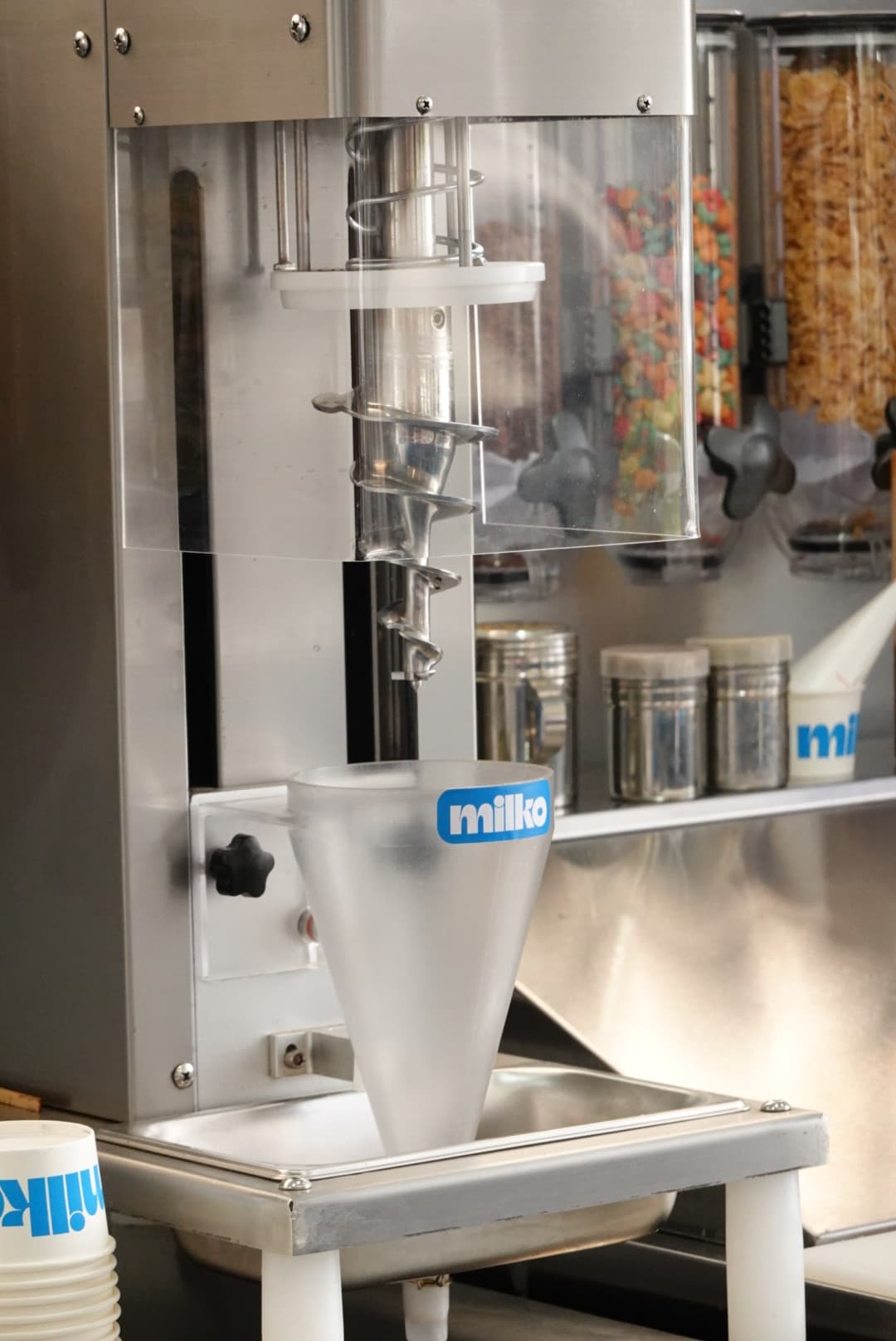 Máquina y muro de ingredientes MILKO